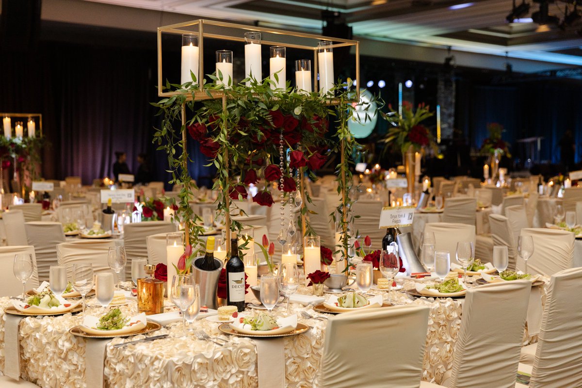 Unbridled_Eve's tweet image. The florals, the details, the atmosphere. Pure perfection. 🌹✨ Thank you to Millennium Events and Floral for filling the gala with beauty and elegance once again!

#UE25 #UnbridledEve #KYDerby #DerbyGala #ElegantDecor
