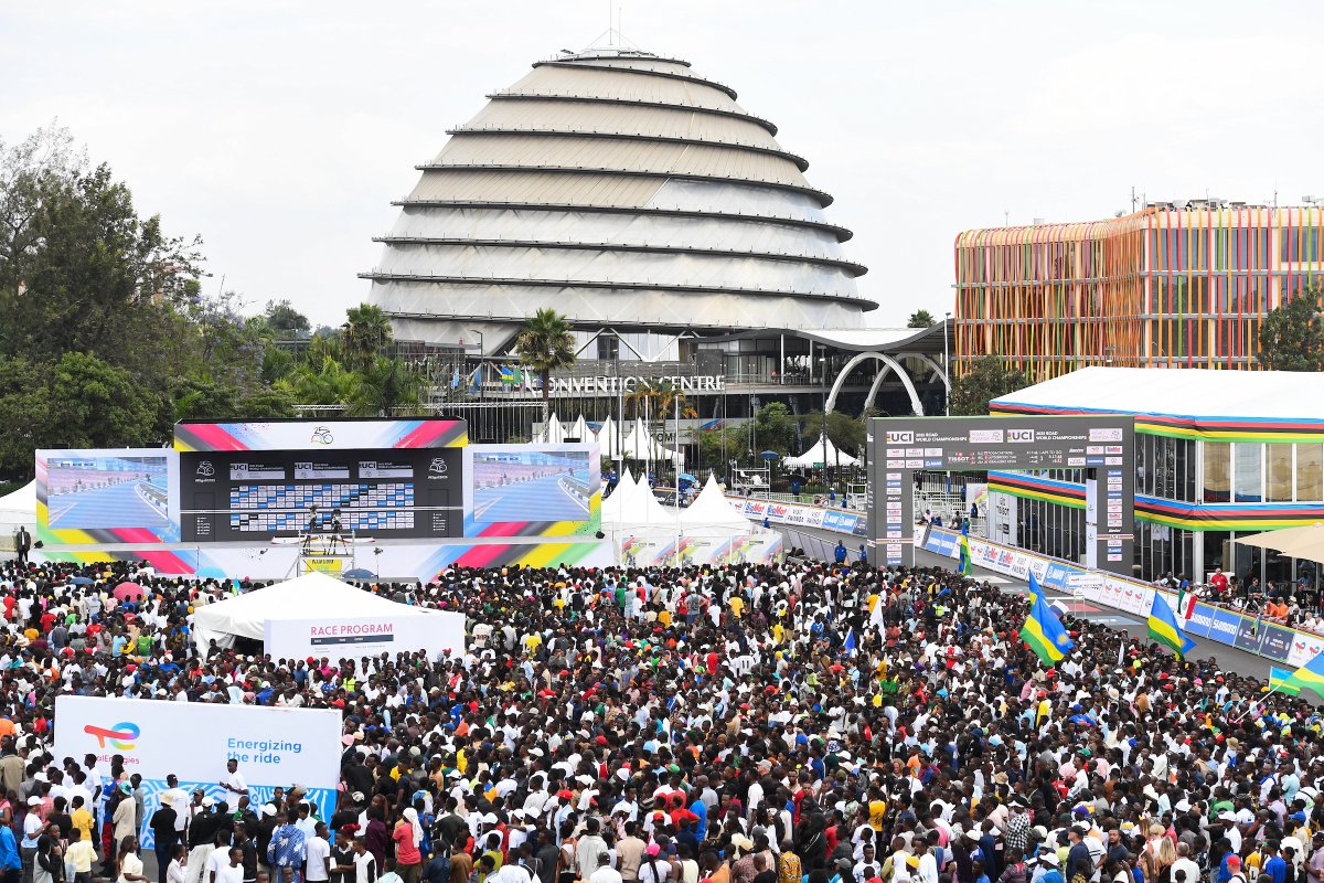 UCI_cycling's tweet image. Day after day, the podium crowds at #Kigali2025 were on fire. 🔥

Thank you, Rwanda 🇷🇼, for showing the world your passion for cycling! 🙌

📸 SWpix