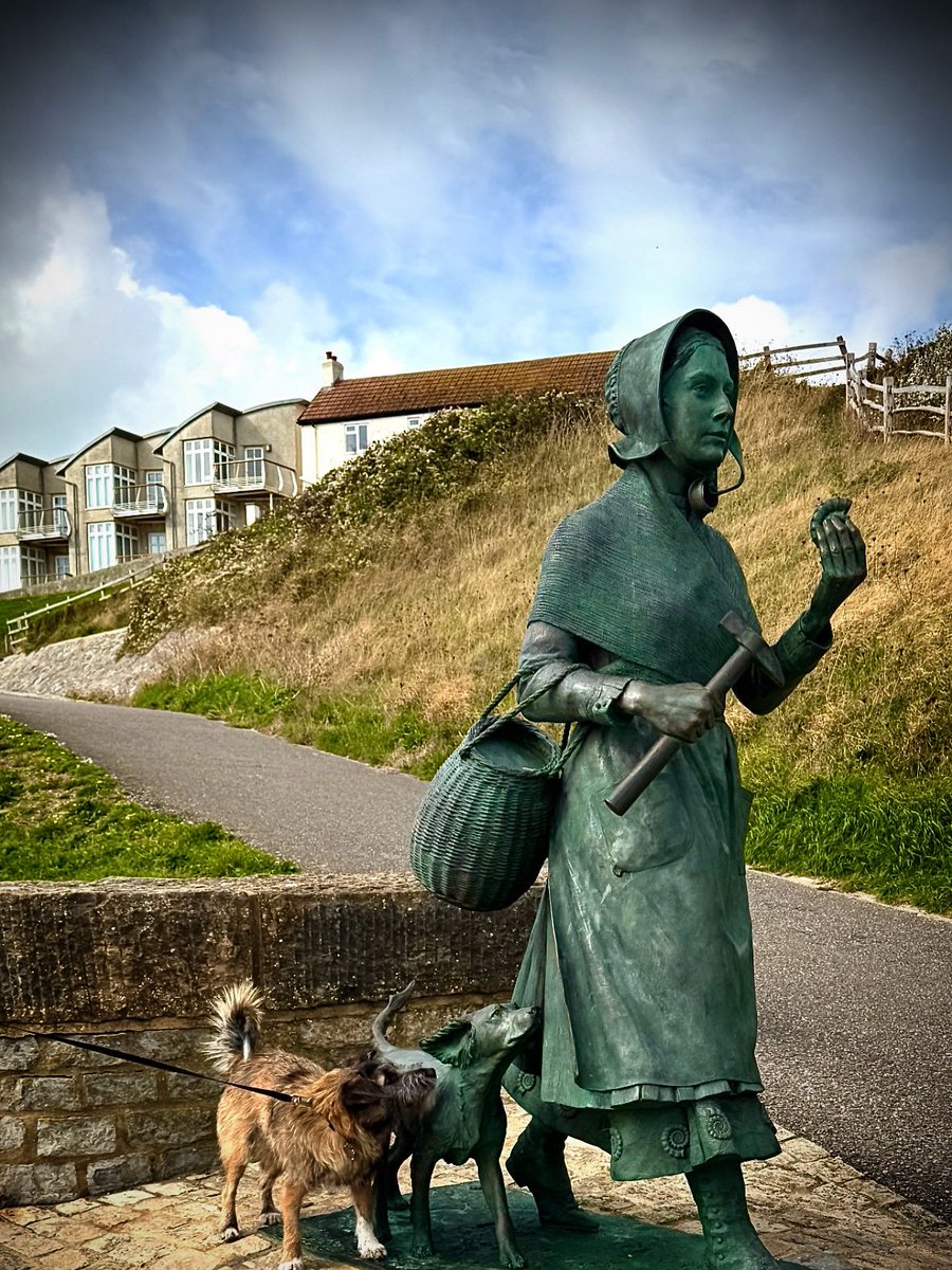 Dora made new friends in Lyme Regis - Tray, the dog and Mary Anning, in this wonderful statue depicting the pair marching along the beaches of the Jurassic Coast on a fossil finding adventure!

We were very impressed with Dora for exactly matching Tray’s pose for this photo!