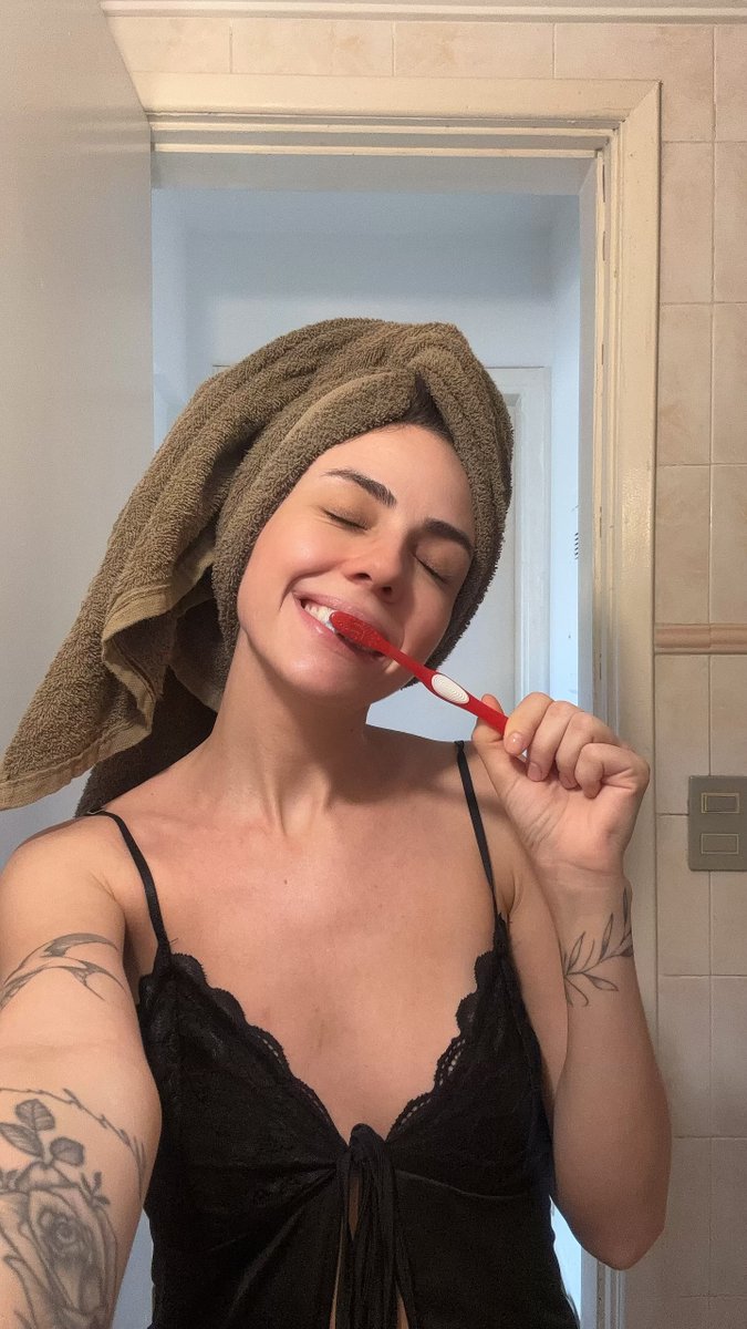 KayHazez's tweet photo. You've got me soaking and ready... Let's get naughty. My page is FREE, let's do this! 👇💦 https://t.co/w5DhWYlYwn