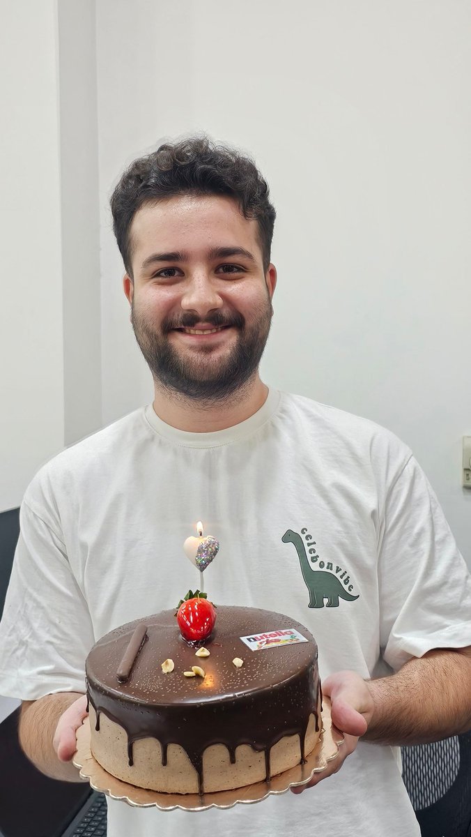 parsatheprog's tweet image. شروع ۲۳ سالگی 
برش کیک برای مقابله با OCD 😂