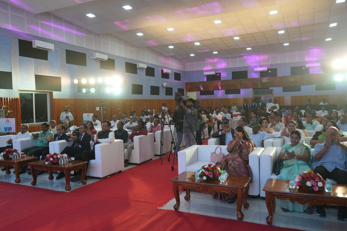 AVNL celebrated its Foundation Day with great enthusiasm, marking the occasion with the presence of Chief Guest Prof. Dr. Shri Prateek Kishore, Distinguished Scientist and DG (ACE) and Shri Sanjay Dwivedi, CMD. The event was also graced by esteemed dignitaries including Shri J.