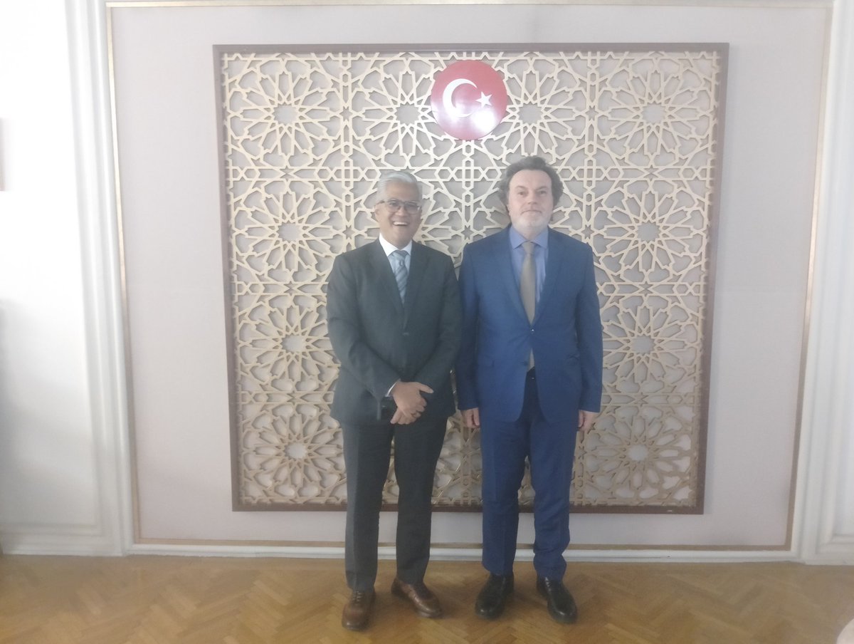 Büyükelçi Hicabi Kırlangıç, Endonezya'nın yeni Tahran Büyükelçisi Rolliansyah Soemirat'ı nezaket ziyareti kapsamında Büyükelçiliğimizde ağırlamıştır.