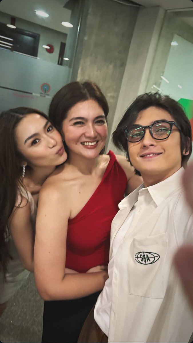stanplfsbini's tweet photo. Uyy reunited sina Cassie at Daniela Mondragon with Mikoy. Time flies…

FRANSETH CONFRONTATIONight
FRANSETH CONFRONTATIONight
#FranSeth #FrancineDiaz #SethFedelin https://t.co/Am5Xz9ZkKj