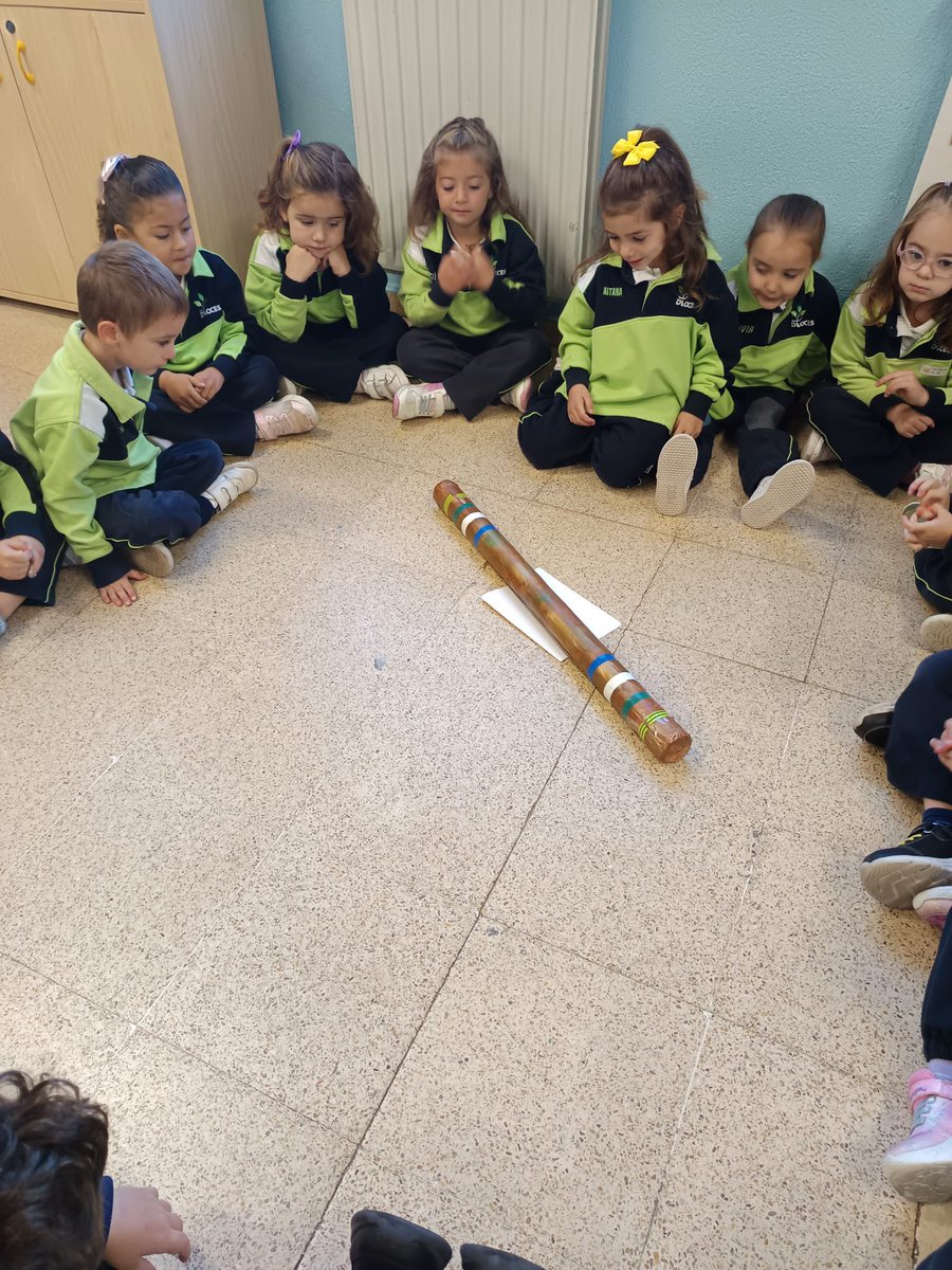 Colegio_PabloVI's tweet photo. ¡Comienza una gran aventura musical!
Al llegar al cole, los niños de 4 años se han sorprendido con el pasillo decorado con notas musicales 🎼 y melodías dándoles la bienvenida. https://t.co/aIf4vNkz33
