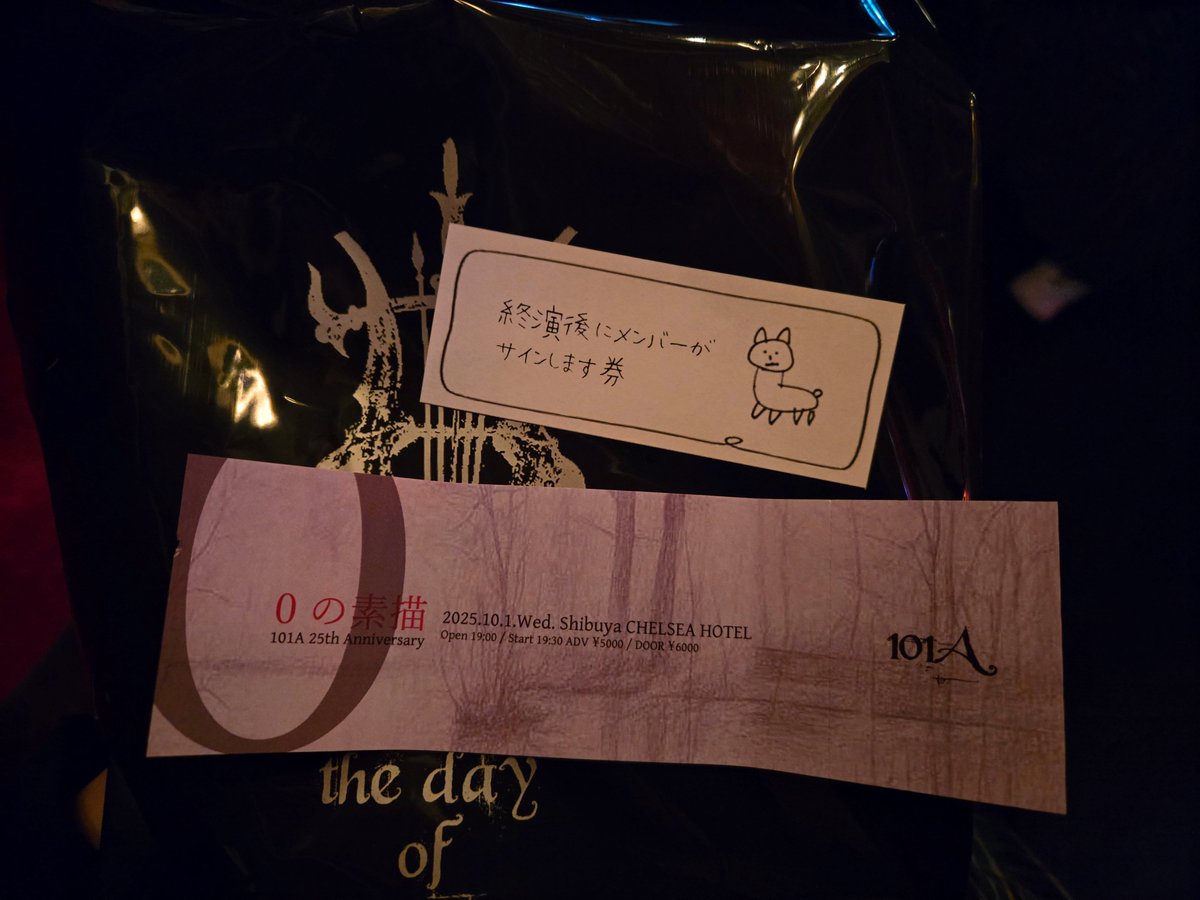 gt_savi's tweet photo. 今宵は #101A 25th Anniversary ワンマンライブ「0の素描」
四半世紀めでたい🥳今年参戦した中でも指折りのステージだった✨
大好きなドラマーSallyさんがいるバンドとのことでkein以外も観てみたくて初参戦😆🎶
BjörkにMUNIMUNI的密室要素を混ぜてSallyさんが叩くと…?な曲調で𝑩𝒊𝒈𝑳𝒐𝒗𝒆🥰
とにかく音が、バランスが、雰囲気が、最強で終始トキメキが止まらんかった🥲💓
keinだと眞呼様やaieさんに強烈に視線を奪われがちやけど、今日は整番もつよつよでドセン2列目(前方に頭なし)で真っ直ぐSallyさんのパフォーマンスを観られた🥲✨
こんなに表情豊かかつ空気読む音なのに存在感もあるドラム凄すぎるって感激やった✨
GtVo. noahさんはナナヲアカリさんと国生さゆりさんを足して割ったみたいなガチブルベ冬ANNA SUI系美人で、そのヴィジュから放たれる高音美声およびギターのシンセ系音色がこれまた最高やった🥲
凄く素敵で、自分と色々ちがうのはそうなんやけど、観ていたら歳を重ねることへの不安?みたいのが少し和らいで、何だか勇気をもらえた🥲✨
登場時トッパーで、吾輩だったら絶対弾きたくない(間違えそうで間違えたら絶対バレる)ギターのみのアルペジオから始まって、初めから強い尊いってなった🥲
その音がベースみたいだったんだけど、そしたらBa. the kさんがなんと3弦ベースで、お!そこで音を分担するのか🐣(?)と衝撃だた⚡
以降も所々ベースみたいな音が出てきた🎸
ちなみに元々the kさんはギターらしい上に、今や5弦ベースがスタンダードになりつつあるまであるのに、弦を減らす方向に進むなんて面白すぎるって、こちらも最初から興味津々に☺
物販特典のサイン会でびっくりしたって話したら、下手だから差を出そうと思ってみたいな謙遜をされてたけど、音色とか強弱の引き出しが多くて、あれ?ベースって実は1弦は要らんのかなって思う程だったので、んな訳あるかいってなった😂
昔の曲から最近の曲まで入ったセトリだったとのことけど、曲調が全然ぶれてなくて、コンセプトを貫き続けてるのも大尊敬🥲✨
ヘドバンも手扇子もモッシュもしなくて(※それはそれでいい)、ただ静かにクラシックを観るように高尚な音楽に触れられたのも本当に幸だったなぁ😋
物販で何を買おうか迷って質問して長引いてしまって申し訳なかったけど、後ろのお客さんも優しくて治安よかった🥲✨
また参戦する🥲❣️