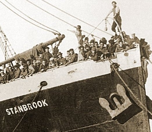 miquelnotari's tweet photo. Veig la #Flotilla Global Sumud i pense en l'#Stanbrook camí d'Orà, trencant el bloqueig naval imposat per Franco; pense en el seu capità, el gal·lés Archival Dickson i en la seua tripulació, els quals reposen en la boca del port d'Anvers

Ells també estan ajudant la #FlotillaGaza https://t.co/uds9J4Kd16