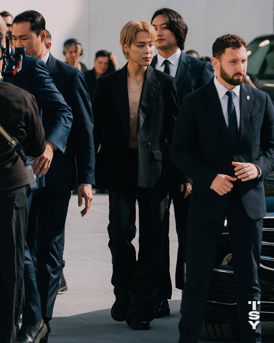 userforjimini's tweet photo. MORE HQ PICS' HERE. 

JIMIN AT PARIS FASHION WEEK 
DIOR GLOBAL AMBASSADOR JIMIN
#JiminxDior #DiorSS26 #PFW @Dior https://t.co/V91kVLh8Dd
