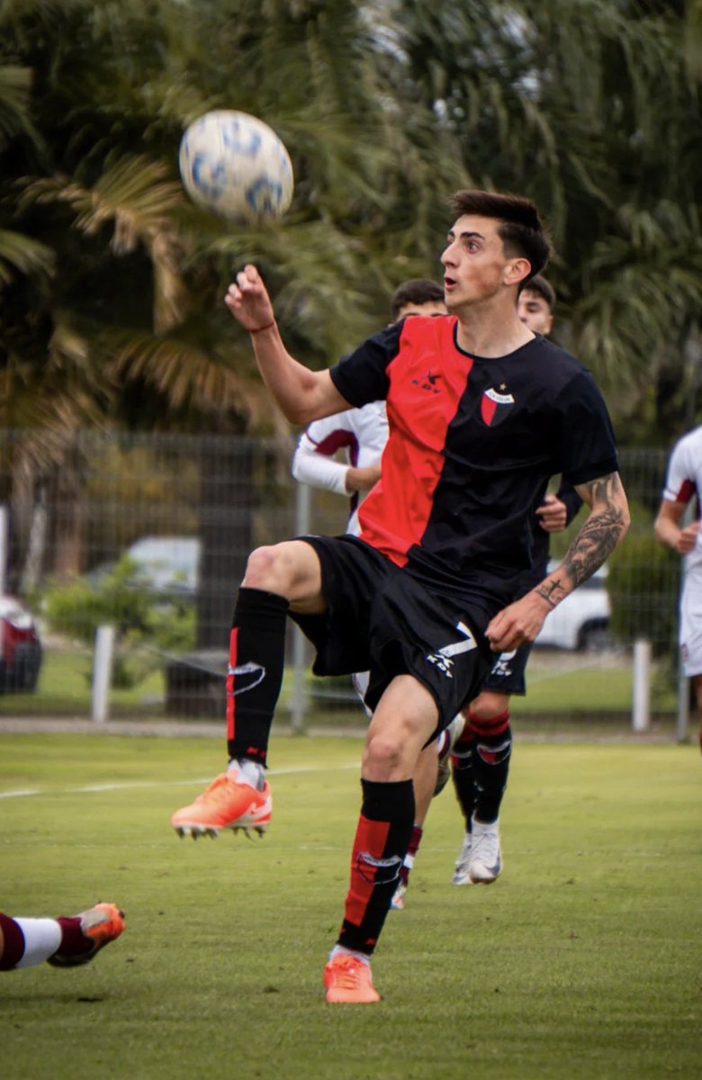 Nicolás Nagel se sumó a los entrenamientos con el plantel profesional de #Colón. Es de Esperanza, categoría 2006. Extremo por ambas bandas, rápido y técnico.