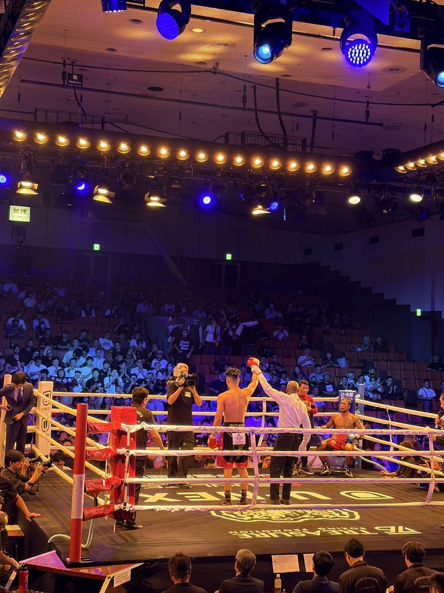 デビュー戦情けない試合をしましたが、なんとか判定で勝てました💦
課題だらけのデビューなったのでこれから更に進化して上を目指しますのでこれからも応援よろしくお願いします🙇

写真ないからとりあえず貰った写真笑
#黒部竜聖
#ワールドスポーツボクシングジム
#ボクシング 
#プロボクサー
#boxing