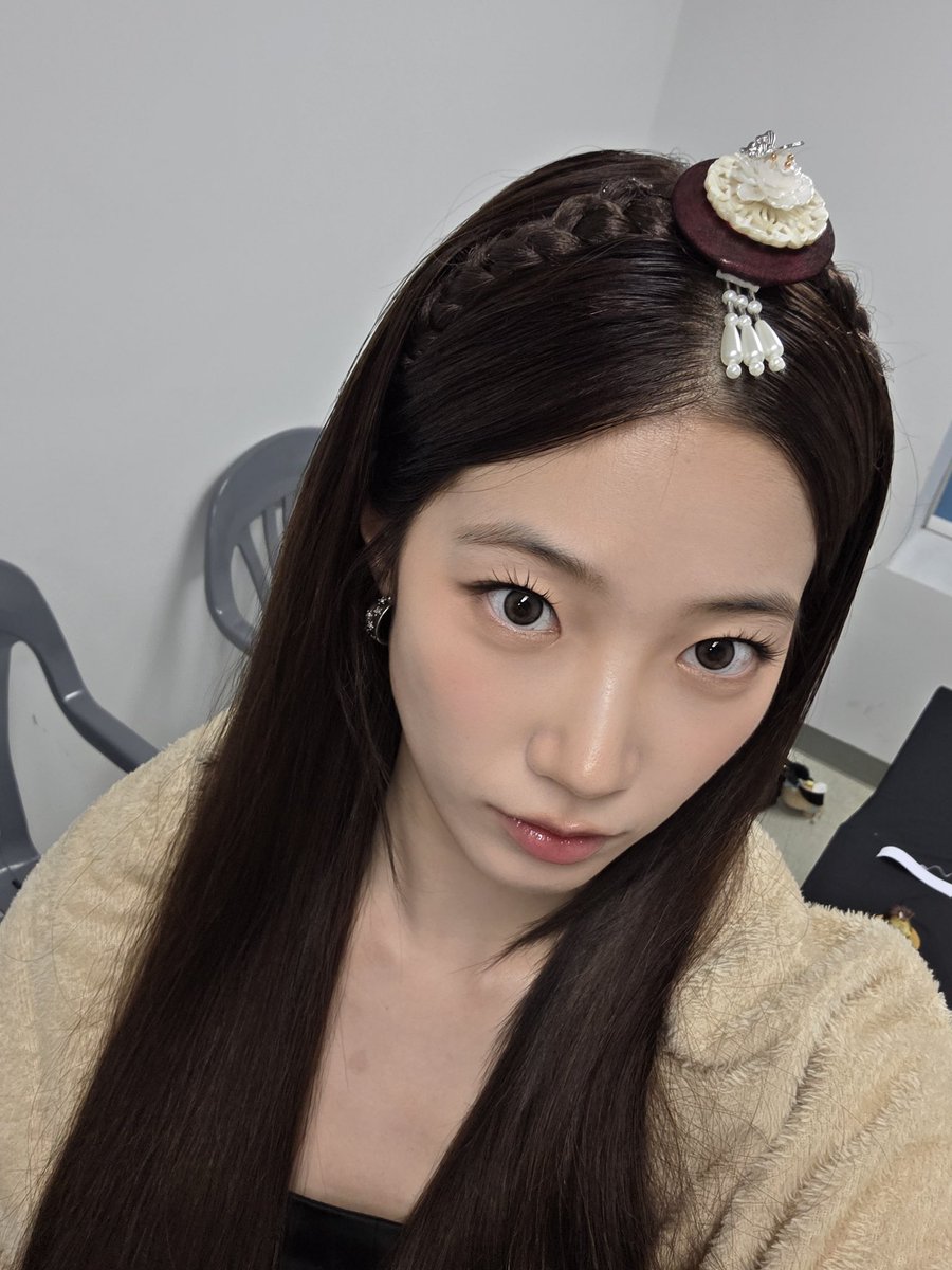 FIMBASE's tweet image. [WEVERSE DM] 251001 #KAZUHA 🍃 

: Today’s highlight is on my head 
: It’s so cute because it’s so tiny!