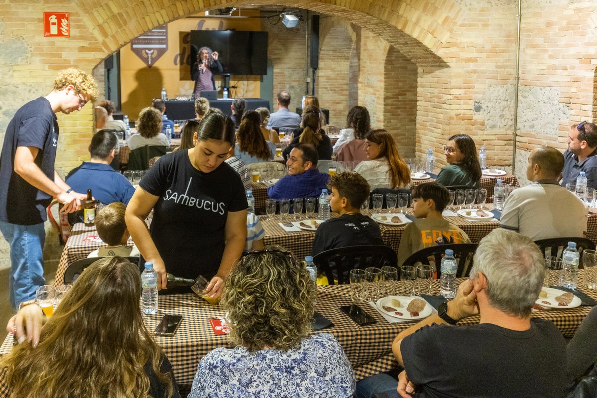 📢Fira Porc i Cervesa de Manlleu

➡️Especial en directe des de la plaça Fra Bernadí i la plaça de Dalt Vila de Manlleu

🗓️Dissabte | 12h

🔁Dissabte 14.30h | 21.30h 
🔁Diumenge 9h | 22.30h

🎙️<a href="/juditlechon/">Judit Lechón</a> i <a href="/NunuPerera/">nú</a>