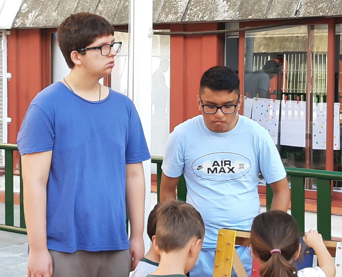EENSMONTSERRAT's tweet photo. #Avui els #Pfis i les #Galàxies han portat els jocs grans pels petits de l'escola Sta. Teresa de Lisieux. @escolesFEP #Somfep #EducacioEspecial https://t.co/uHFoV16BfY