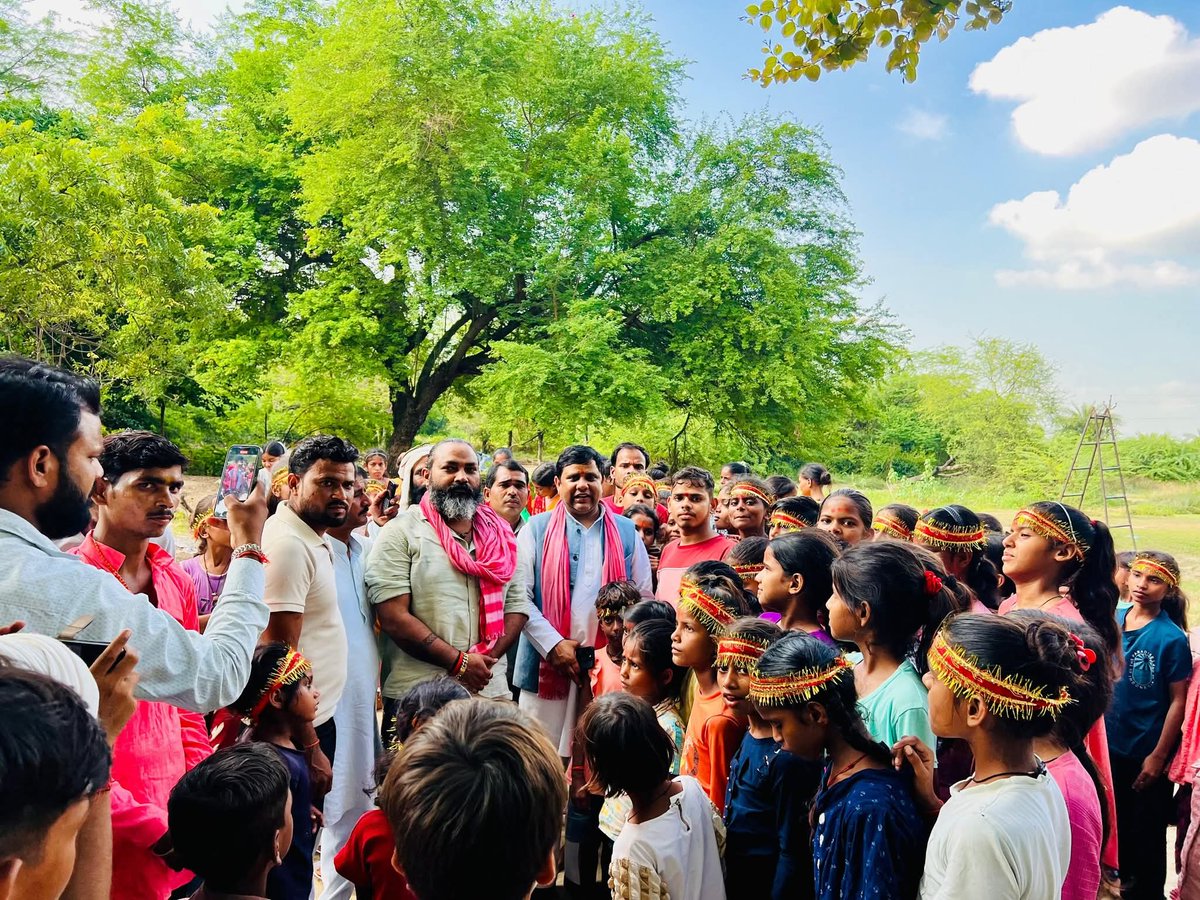 शारदीय नवरात्रि की नवमी के पावन अवसर पर आज मैं बाराबंकी सदर विधानसभा, देवां ब्लॉक के ग्राम मौजाबाद, उमरी, इनायतपुर एवं कस्तूरीपुरवा में आयोजित भव्य माँ भगवती के दुर्गा पूजा पंडालों में पहुंचकर जगत जननी माँ दुर्गा का आशीर्वाद प्राप्त करने का सौभाग्य मिला।

इस शुभ अवसर पर सभी