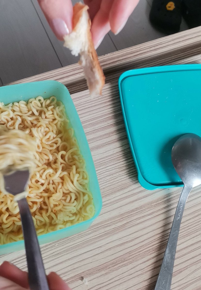 Arkadaşım noodle ı ekmekle yiyor ve suyuna banıyor. SUYUNA BANIYOR EKMEK NOODLE