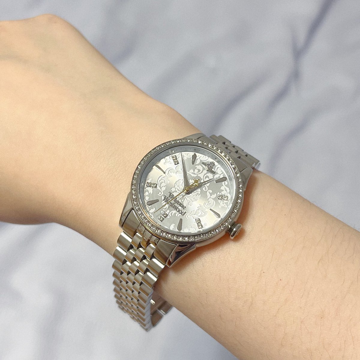 제 비비안 엘사시계 보실분
이거사고 걍 시계물욕 싹-사라짐. 글고 나 원래 카시오 쓰던거 있는데 이거 산거 보고 엄마가 오오 카시오 눈에 안들어온다 잘샀다 이럼(....) 울엄마 이런거에 돈쓰는거 싫어하는데도.