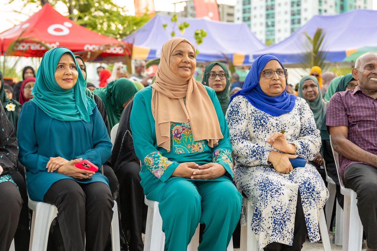 ބައިނަލްއަގުވާމީ އިސްރަށްވެހިންގެ ދުވަސް ފާހަގަކުރުމަށް ބޭއްވި ޚާއްސަ އިސްރަށްވެހިންގެ ހަވީރުގައި ވަޒީރު ޑރ. ޢާއިޝަތު ޝިހާމް ވަނީ ބައިވެރިވެވަޑައިގެންފައި.

މިގޮތުން މި ހަވީރުގައި އިސްރަށްވެހިން ކުރިއަށް ގެންދިޔަ ތަފާތު ހަރަކާތްތަކާއި އައިޓަމްތައް ބައްލަވާލައްވާ، އެފަރާތްތަކާއެކު