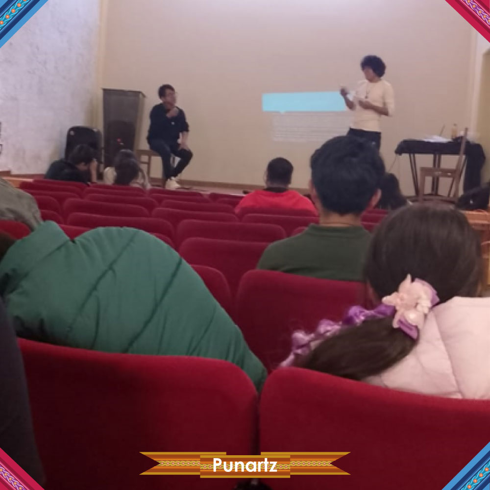 PUNartz's tweet photo. 📷📷 Recuerdo de nuestro conversatorio sobre la creación del manga empleando temas culturales peruanos.
Con el apoyo de la Municipalidad de Arequipa y la Subgerencia de Educación y Cultura
En la foto Ronald Mito junto al gran artista ilustrador Edward Covas
#Conversatorio #manga https://t.co/Vj6OvN2lXk