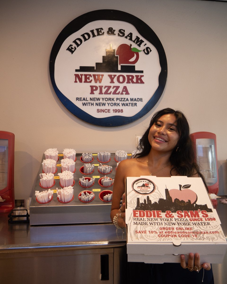 EddieandSams's tweet image. Serving up smiles &amp;amp; slices since 1998 🍕😁 Tampa’s favorite spot for authentic New York pizza is always ready for you!
📦 Grab a box today and taste the difference.
👉 Tag your pizza crew and come hungry!
#EddiesAndSams #TampaEats #NYStylePizza #Pizzalover