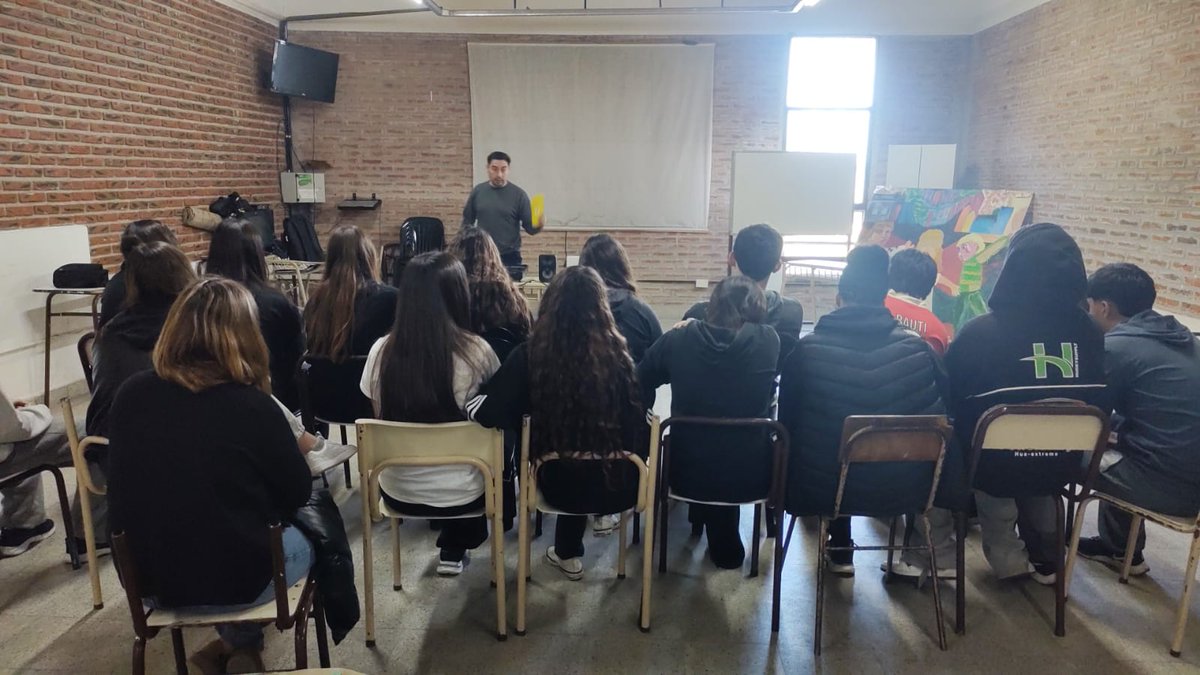 #CPALobería
El equipo del #CPA realizó el 2° encuentro sobre "Uso saludable y no saludable de la tecnología" con estudiantes de 5° y 6° año de la EES N°2.
<a href="/SaludBAP/">SaludBAP</a> 
<a href="/saludmentalpba/">Salud Mental, Consumos y Violencias</a> 
<a href="/RSanitaria8/">Region Sanitaria VIII</a>