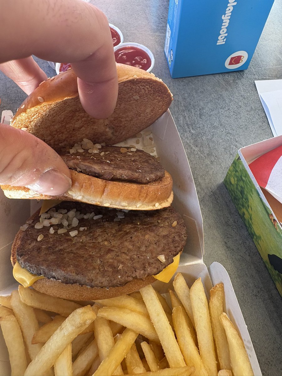 w_pritchard's tweet photo. @McDonaldsUK raise issue with McDonalds chat customer support , you can see by receipt it’s printed very weak and therefore won’t upload, Big Mac has no lettuce as they had none, other burgers ordered minus lettuce! 
Paid normal amount less ingredient, what next no buns! https://t.co/kHzv6ZGtdM