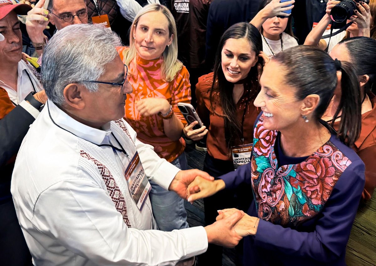 A un año de la histórica toma de protesta de la Dra. <a href="/Claudiashein/">Claudia Sheinbaum Pardo</a> como la primera Presidenta de México, el #SNTE y su Srio. Gral. Mtro. Alfonso Cepeda reiteran su compromiso con la transformación que encabeza la mandataria ¡Vamos bien y vamos a ir mejor! bit.ly/4gOylOx