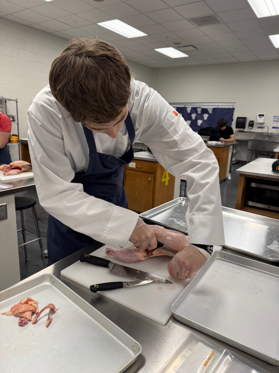 Lincoln Standing Bear High School (@lsbhigh) on Twitter photo Culinary 3 students learned to fabricate chicken #GoGrizzGo #ClawsOut #lsbculinary Culinary 3 students learned to fabricate chicken #GoGrizzGo #ClawsOut #lsbculinary