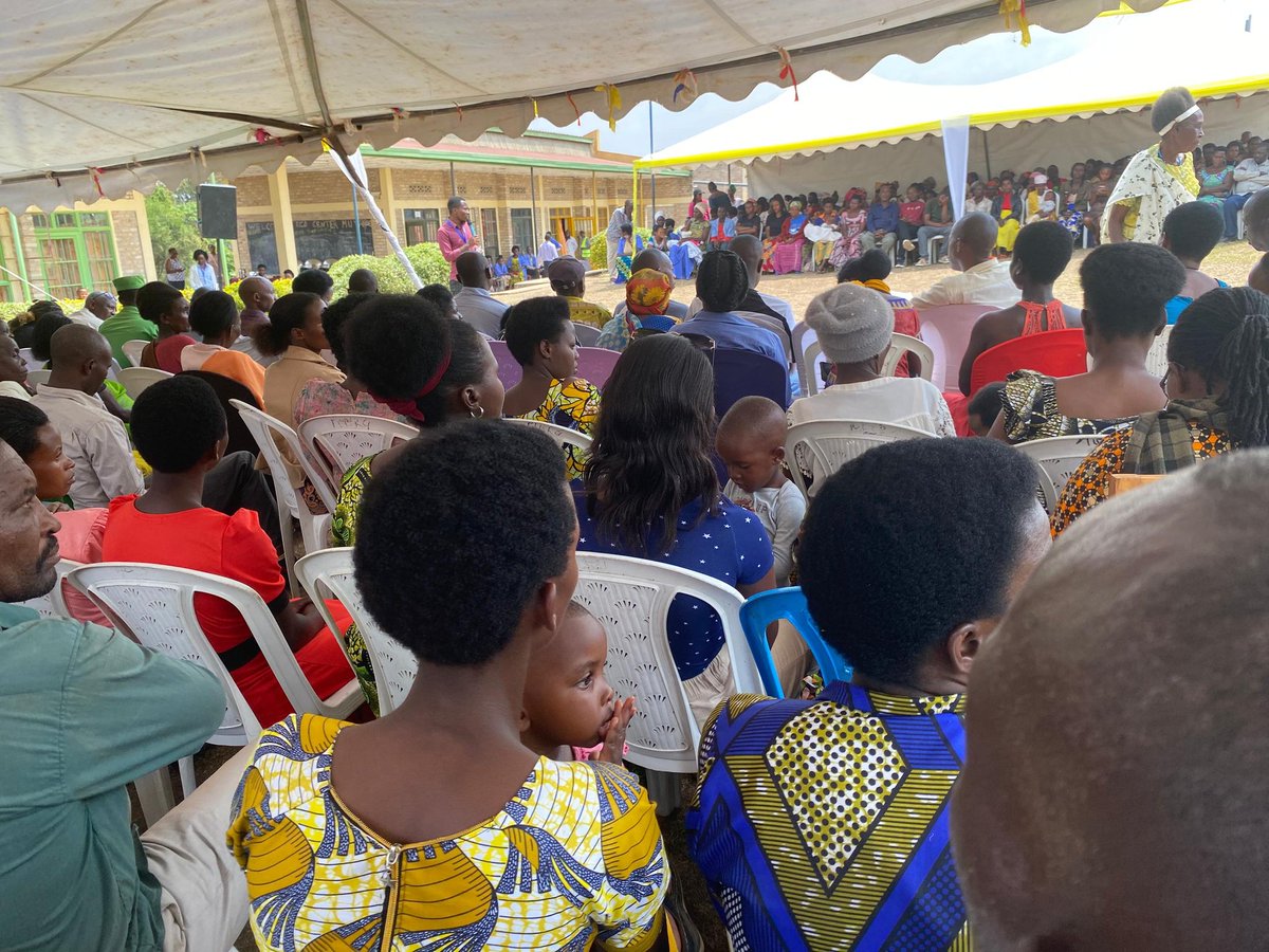 RuhangoDistrict's tweet photo. Mu Karere hatangijwe ukwezi kwahariwe Ubumwe n'Ubudaheranwa aho byahujwe n'ukwezi k'Ubukorerabushake. Ku rwego rw'Akarere byabereye mu Murenge wa Byimana. Ni igikorwa cyitabiriwe n'Umuyobozi Ushinzwe Imirimo Rusange mu Karere M. Chantal ari kumwe n'izindi nzego. https://t.co/CKjABYtxiP