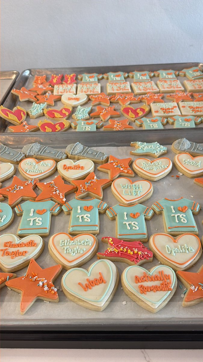 l0nglonglive13_'s tweet photo. I CANT GET OVER THESE COOKIES #TSTheOfficialReleasePartyOfAShowgirl https://t.co/bsOH5LtNgx
