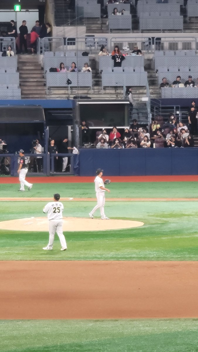 어쩌다보니 1박 2일 여행이 됐다.
7시에 시작한 경기, 10시 50분에 끝나고
11시 30분까지 퇴근길을 보다가
12시에 귀가한 고척으로의 여행

승주, 언언님도 뵀다... 잘 지내시는 것 같아 다행🍀