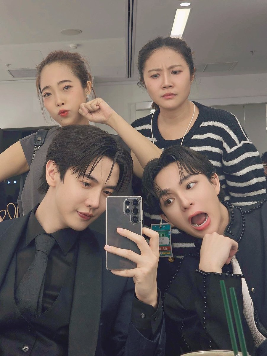 JB__HYUN's tweet image. เหมือนรูปครอบครัวเนอะ ลูกชาย แม่ยาย ลูกเขยว่าซั่นนนน
#แม็กกี้บาส #maxkybas #6CODE
