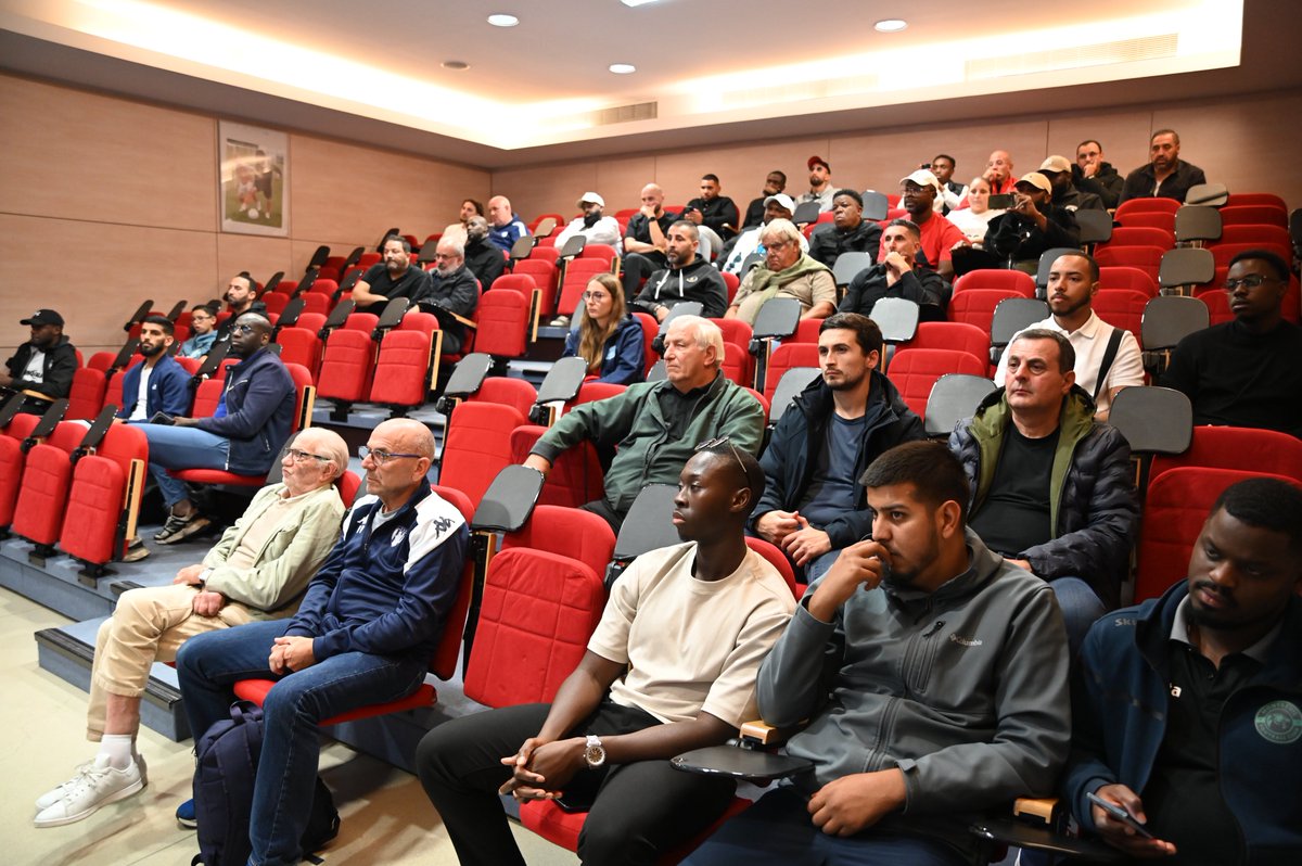 Le Président Jamel Sandjak était accompagné de Lucie Blancal, membre du Comité Directeur, ainsi que du Secrétaire Général, Toufik Moukrim et du Secrétaire Général Adjoint, Philippe Couchoux.

Les photos de ce tirage ⬇️

paris-idf.fff.fr/diaporama/tira…
