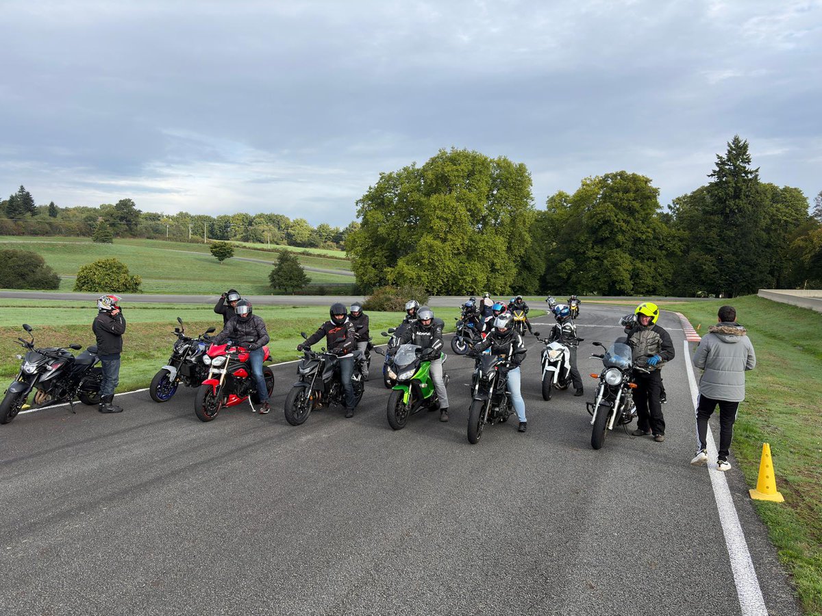 Prefet23's tweet photo. #SécuritéRoutière | Le 28 septembre 2025, la Mission Éducation et Sécurité Routière de la #Pref23 et ses Messieurs Moto ont organisé une journée sécurité routière "Révision des acquis moto" au circuit de Mornay à Bonnat, avec la participation exceptionnelle de +100 motards. https://t.co/qXF6xdNizx
