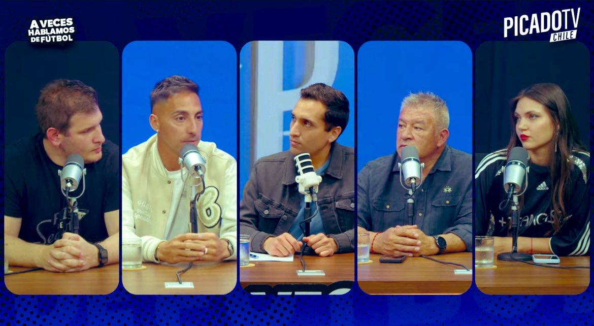 Five individuals sitting at a table with microphones. Javier Correa is among them, wearing a light jacket. The background includes blue panels with text "A VECES FUTBOL" and "PICARDOTV" watermarks.