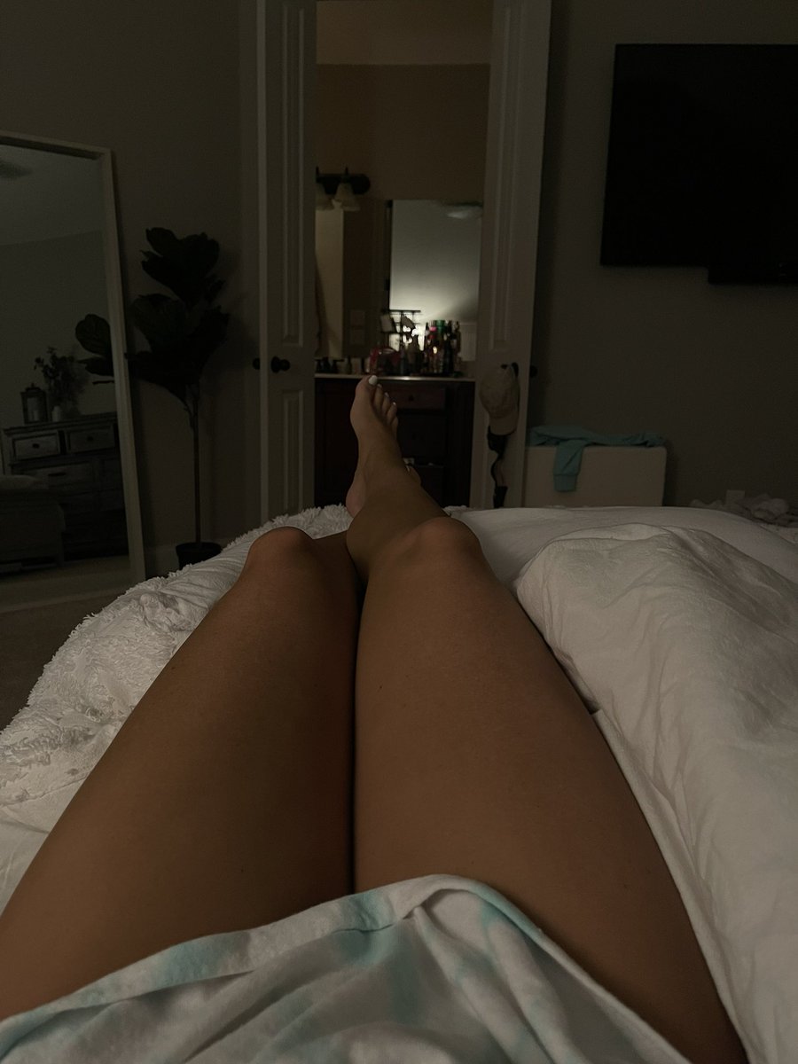 BaileyBootlez's tweet image. Remembering the days I sold feet pics for thousands😭