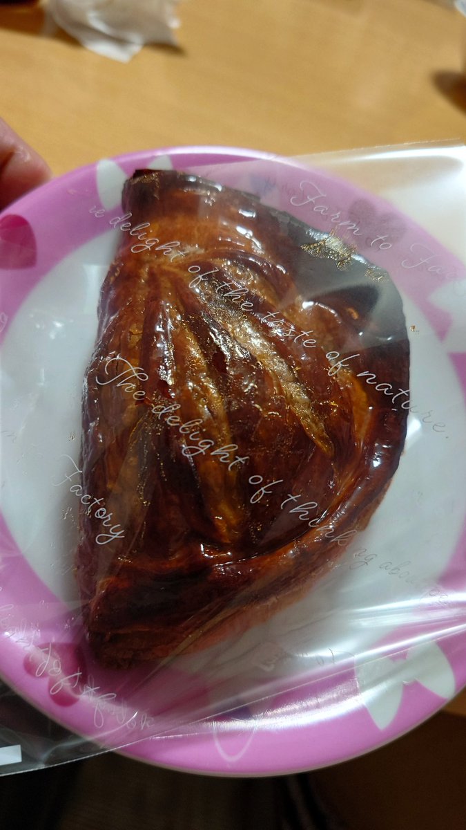 真夜中のオヤツー。
シャトレーゼのアップルパイ！