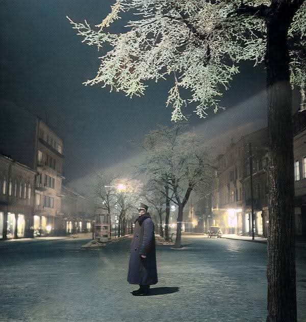 DarRamesnis's tweet image. Lithuanian police officer standing in Kaunas, Freedom Avenue, Lithuanian interwar period.