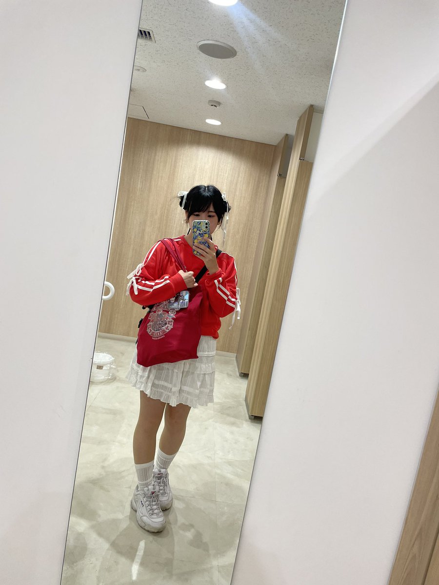aki_1523's tweet image. 今日はフォーエバーヤングと坂井瑠星騎手の応援で船橋競馬場へ🐎
前に船橋競馬公式配信の仕事で行ったぶり!嬉しい〜🥳
赤と白でフォーエバーヤングコーデ❤️🤍
まさか生でエバヤンを見る日が来るなんて😭
本当に本当にカッコよかった。最強すぎる🐎❤️🔥
#日本テレビ盃
#坂井瑠星
#フォーエバーヤング
