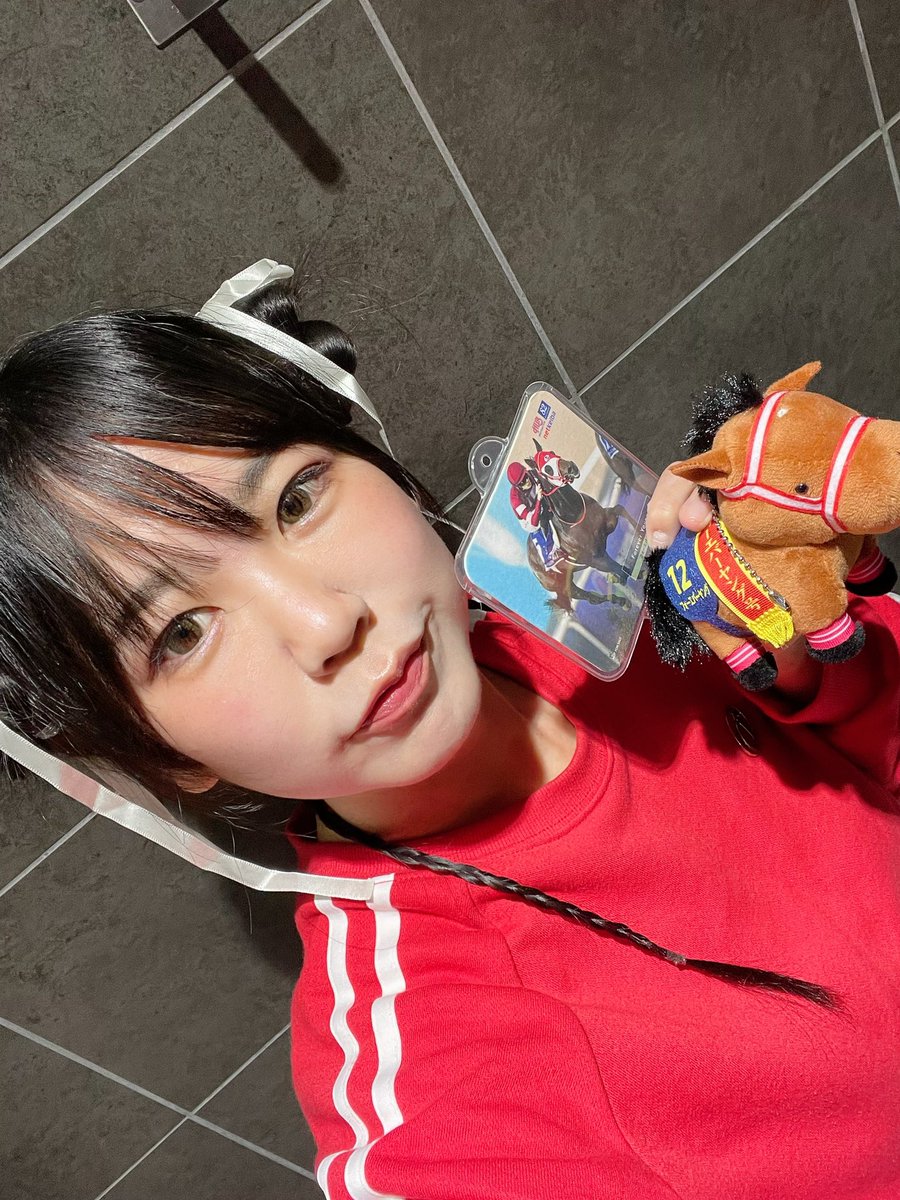 aki_1523's tweet image. 今日はフォーエバーヤングと坂井瑠星騎手の応援で船橋競馬場へ🐎
前に船橋競馬公式配信の仕事で行ったぶり!嬉しい〜🥳
赤と白でフォーエバーヤングコーデ❤️🤍
まさか生でエバヤンを見る日が来るなんて😭
本当に本当にカッコよかった。最強すぎる🐎❤️🔥
#日本テレビ盃
#坂井瑠星
#フォーエバーヤング