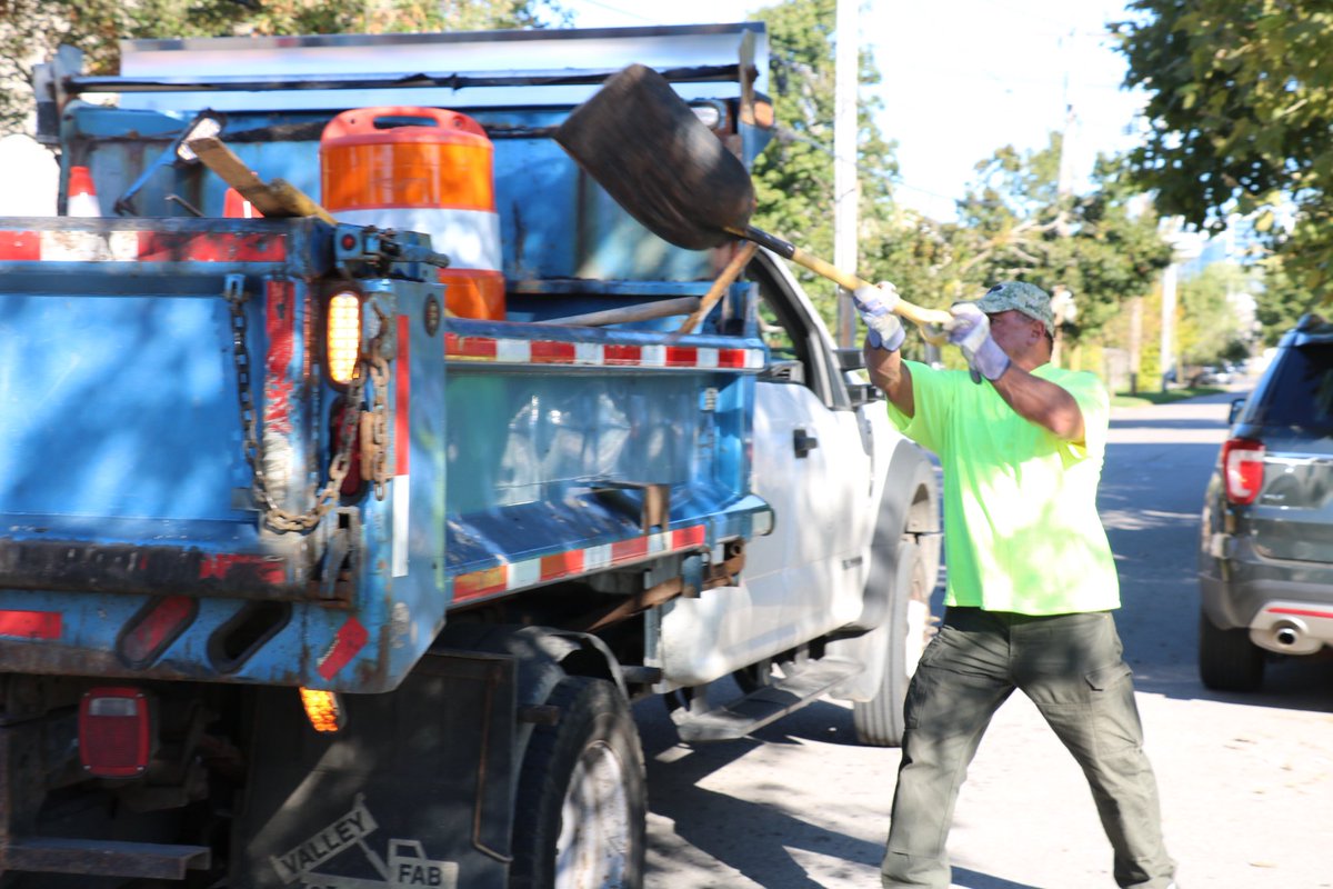 🚧 Receiver Work 🚧
Buffalo Sewer crews were out in the Ellicott District today for the 26th Clean Sweep of the season, clearing debris from receivers to reduce flooding &amp; keep stormwater flowing. 🌧️

#BuffaloSewer #CleanSweep #EllicottDistrict