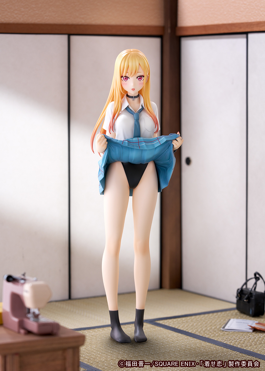 quesq_info's tweet photo. TVアニメ「その着せ替え人形は恋をする」から、ヒロイン喜多川海夢がおなじみの制服姿で登場！🎊
ブラックロベリアの衣装に合うハイレグ水着を見つけて、五条くんにスカートをめくって見せちゃうワンシーンです😍

明日10月3日（金）からご予約開始です！
#着せ恋 https://t.co/mVfxdijXvf