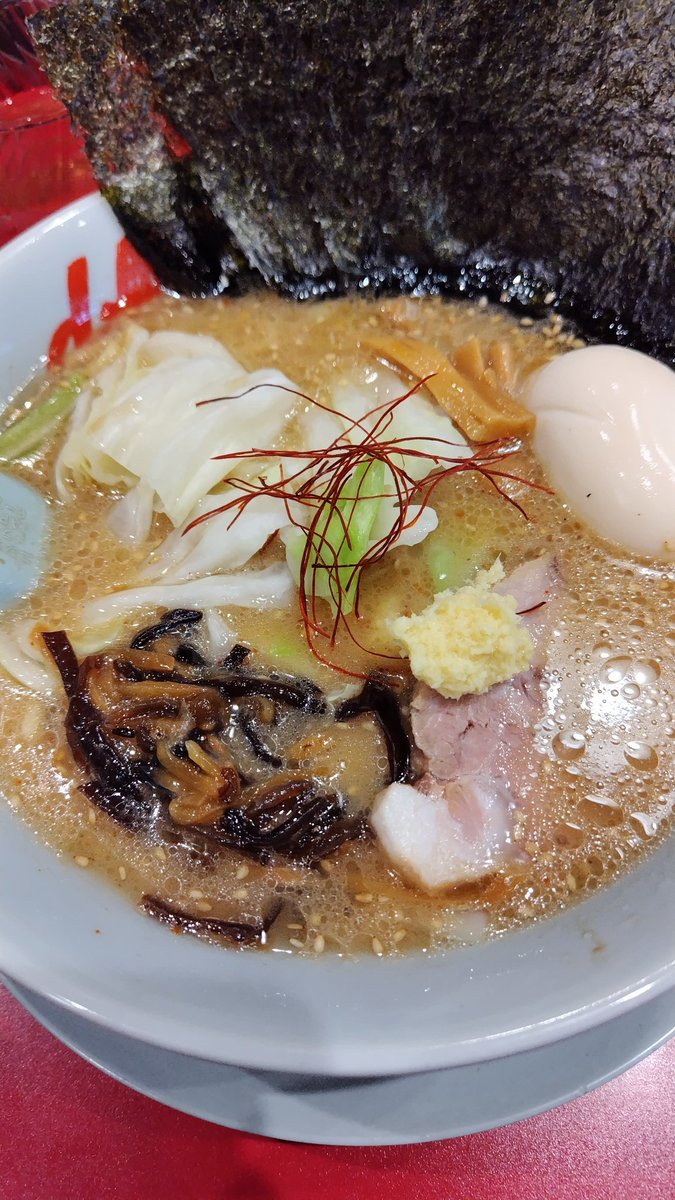 akki_1016's tweet photo. 山岡家に期間限定メニュー切り替え！ 
今回は濃厚白みそ豚骨ラーメン🍜
早速食べに行ってきまし😪💚たよ😀✌️

海苔と味玉はトッピング！
具材が色々入っているのはいいんだけど少ないのが難点かな？ 💦
豚骨スープにご飯が合ってめっちゃ好き😀😀 https://t.co/ss7Mjq6kdj