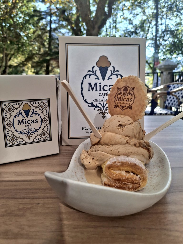 LIAWHITING1's tweet photo. Olha o travesseiro quentinho com gelado de doce leite 😍
( Na mesa da frente está o Gustavo Santos, que fala alto e umas das crianças dele espalhou se ao comprimido, mas parece que não foi nada pq todos vendem saúdinha e ele trata os por "man".
#micas https://t.co/7SW1h9HOUJ