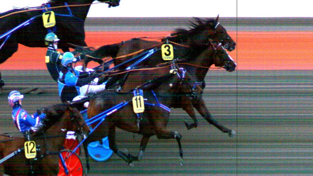 L1: Ilta alkoi  Vivian Waywardin niukalla voitolla jolla valmentaja Juha Utala ajoi. Marjukka Jantunen Enonkoskelta on omistaja ja kasvattaja,  Siiri Haapalainen hoitaa tammaa. Voittoaika 18,1, lämpimät onnittelut taustajoukoille #ravit