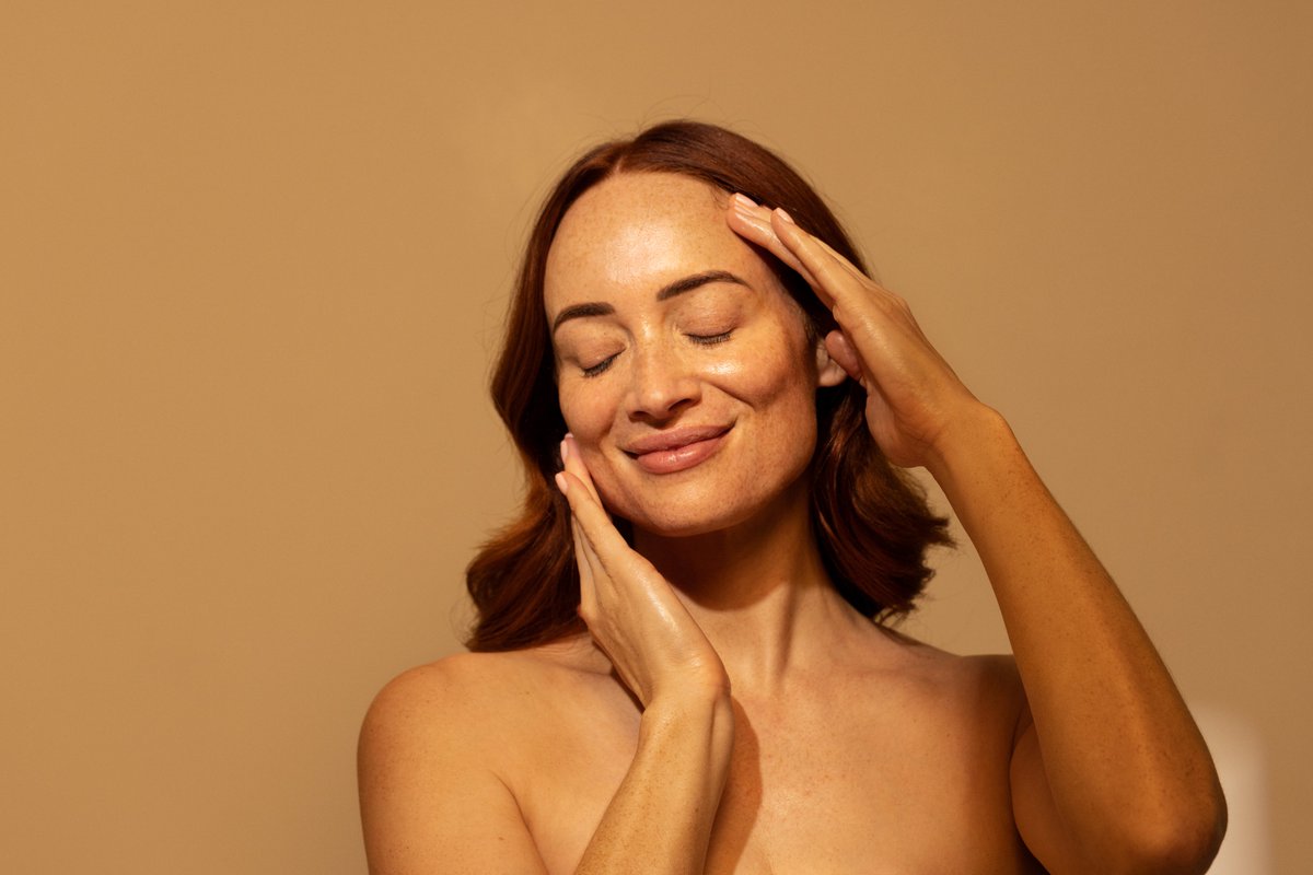 Summer may be ending, but your glow doesn’t have to.

Illumine Face Oil keeps skin bright, dewy &amp; radiant—no matter the season. ✨

Bonus: it comes in travel size too.