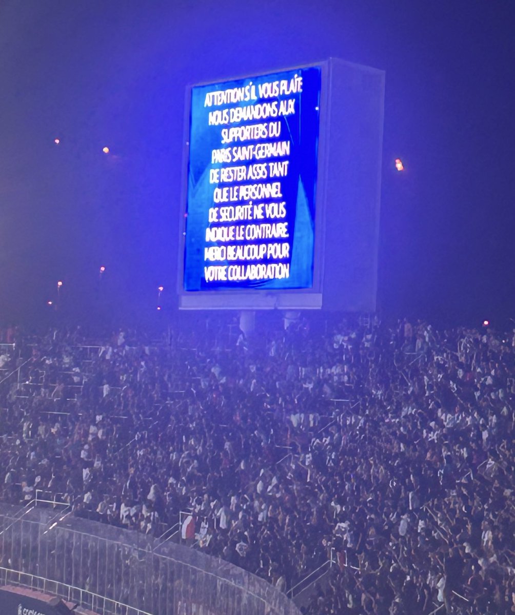 MDR ils viennent de demander aux supporters parisiens de s’asseoir 😂😂😂😂