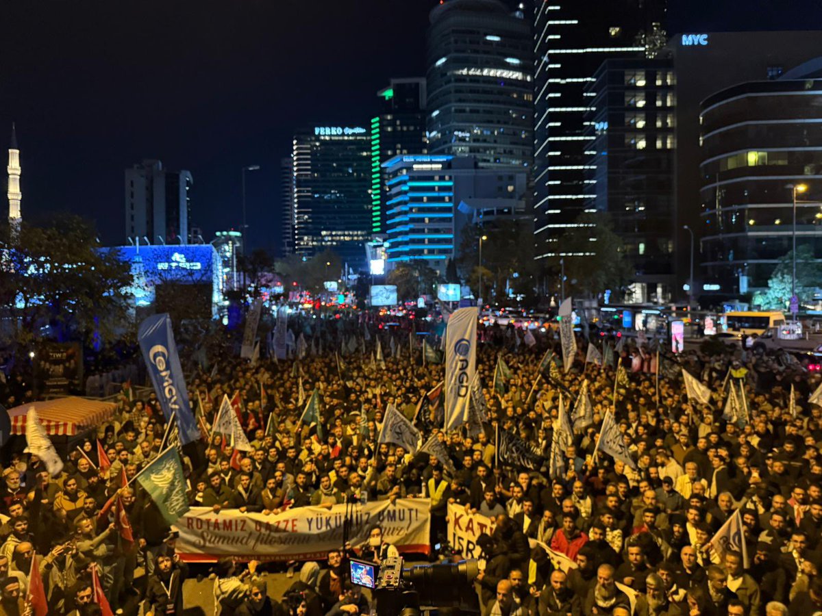 Siyonist İsrail’in zulmüne dur demek, açlıktan ölen bebeklere mama ulaştırabilmek için yola çıkan sivil vatandaşlara terörist İsrail müdahale etmeye başladı.

İstanbul’dan hükümete sesleniyoruz. Filoya sahip çıkın. 

Filoya selam gönderen hükümet, iki tane de fırkateyn