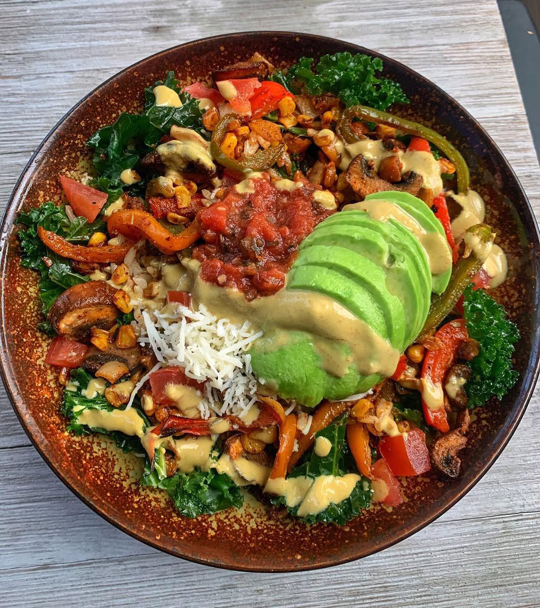 Lowcarbjiji's tweet photo. #dEATs: kale massaged in olive oil with basmatic rice + sauteed (all in a giant pan over medium-ish heat) red, green, and orange bell peppers+mushrooms+corn + tomatoes & topped with mozzarella cheese, avocado🥑, kale & veg salsa from and jalapeño hot sauce
By: @chickpeachick_ https://t.co/6KsHe4I6wc