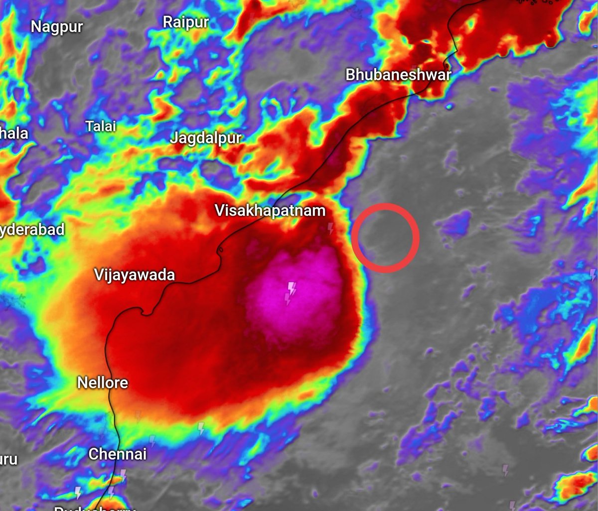 shetty_athreya's tweet image. BoB #DeepDepression Update 2

Depression tracked NNW over last 10 hrs, and intensified into a Deep Depression as of 1am, October 2nd 🌀

DD lies approx 210km east of Visakhapatnam. Max winds are 52-60kmph with central pressure of 996mb. 

Rapid movement towards north AP and south