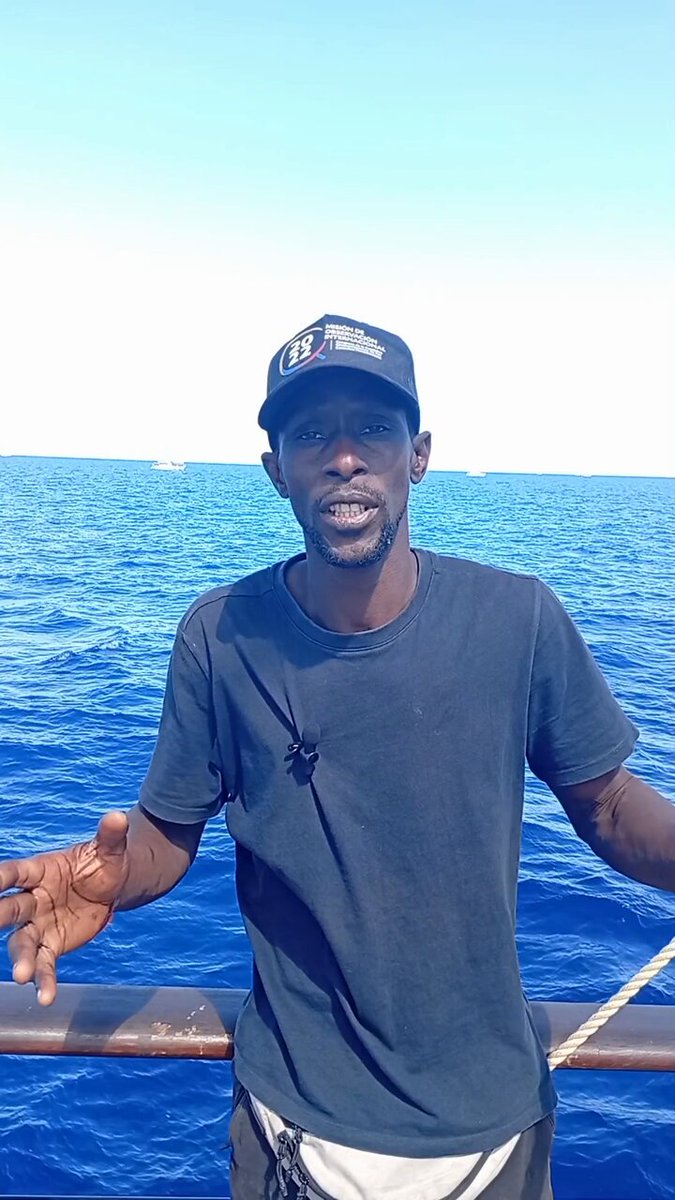 CambrolleMar's tweet photo. El Estado genocida de Israel rodea con barcos de guerra a la flotilla humanitaria que está a las puertas de Gaza, violando el derecho internacional y amenazando gravemente a las personas integrantes, todas civiles, de la misión humanitaria.
Malditos genocidas!!
Y malditos los Gobiernos que no hacen valer la legalidad, ni protegen a sus ciudadanos!!
Ni los Gobiernos internacionales, ni el Gobierno de España, que envió un buque para proteger a nuestras compatriotas y que ahora las abandona ante la fuerza armada israelí, pueden permanecer impasibles.
Exijimos que cumplan su función, protejan a la población civil y hagan valer el derecho internacional ante este matón del mundo que es el Estado genocida de Israel!!! 
@luciadalda @Serigne_Mbaye_ @alemvelasco_  Fuerza y Orgullo de nuestras compañeras de @PODEMOS 
#FreePalestine 🇵🇸